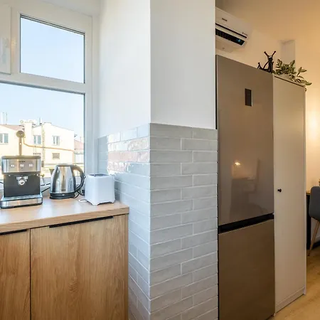 Bright - 2 Bedroom *