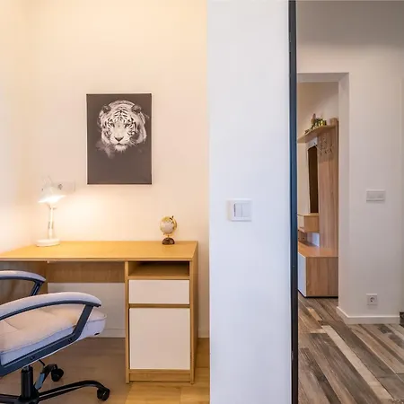 Bright – 2 Bedroom Appartement *