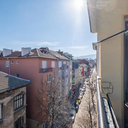 Bright - 2 Bedroom *
