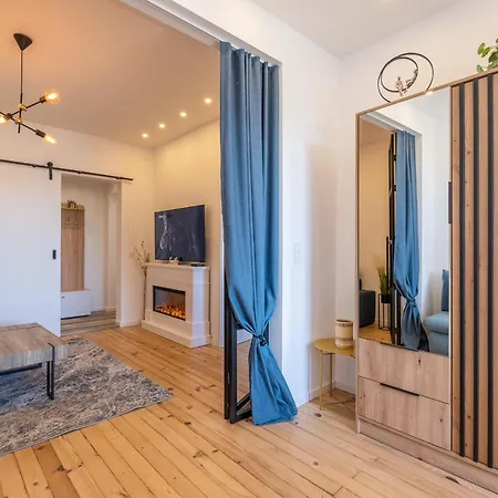 Bright - 2 Bedroom *
