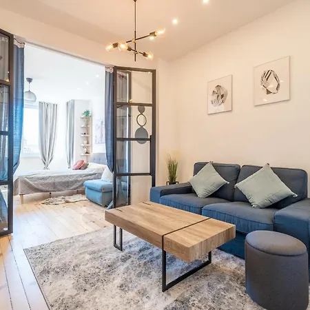 Bright - 2 Bedroom *